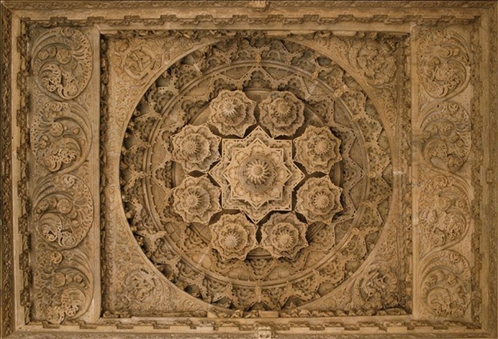 Ceiling-of-flowers-in-Vimal-Vasahi-Temple,-Dilwara-temple-complex,-Mount-Abu