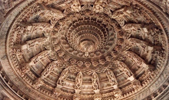 Main-ceiling-in-front-of-sanctum-of-Vimal-Vasahi-Temple,-Dilwara-temple-complex,-Mount-Abu