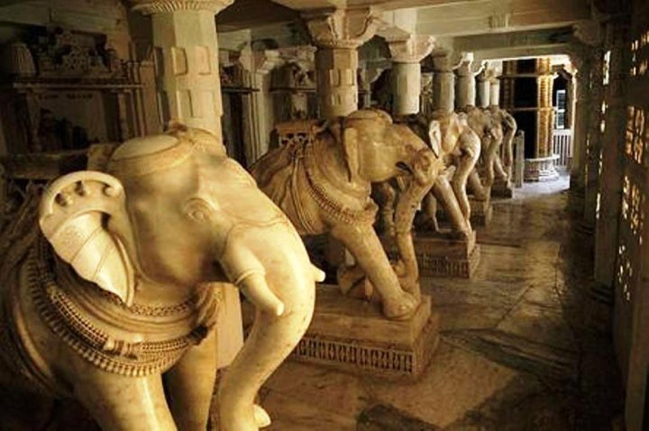 Marble-elephants-at-Dilwara-temple-complex,-Mount-Abu