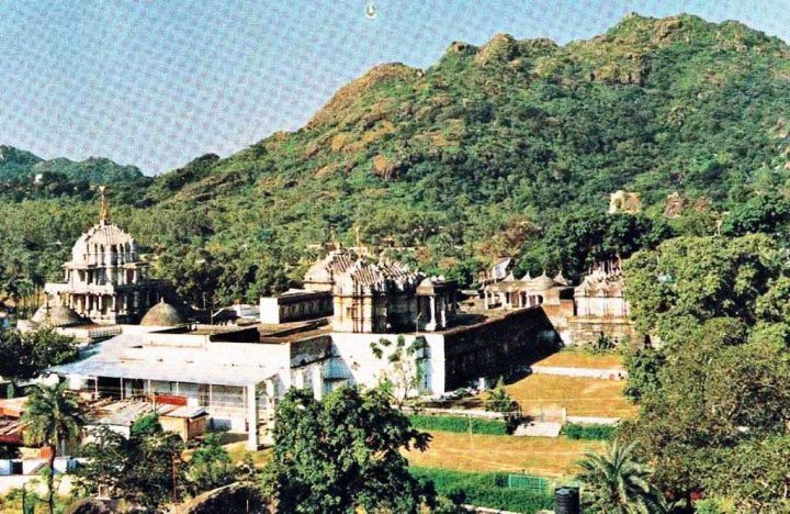 Panoramic-view-of-Dilwara-temple-complex,-Mount-Abu