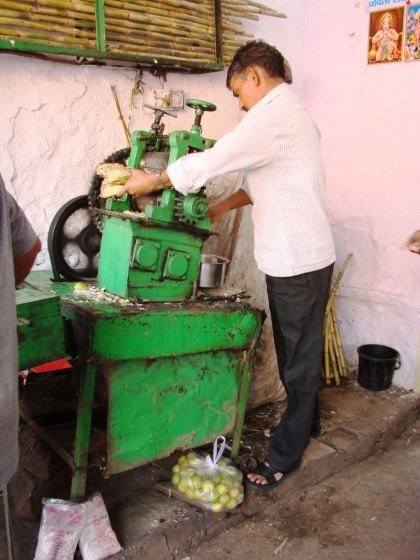 Sugarcane-juice-being-made-in-old-city-Jaipur