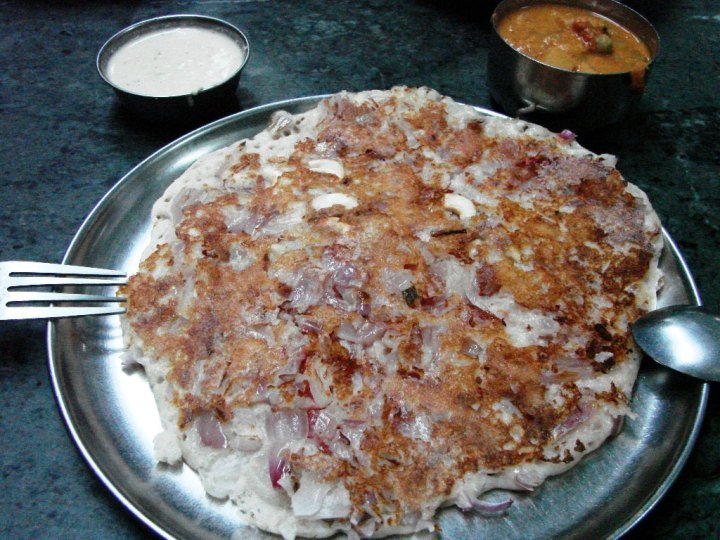 Tomato-and-onion-uttapam-at-Kamat-Hotel-Hyderabad