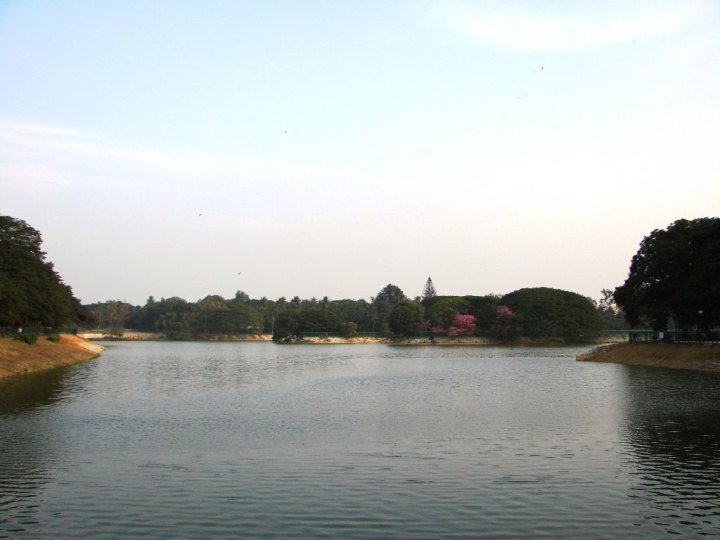 Lake-inside-Lal-Bagh-Botanical-Garden