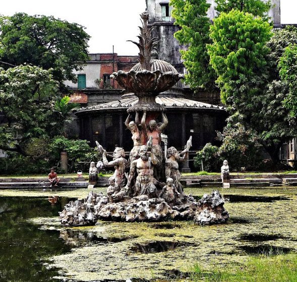 Fountain the garden of Marble Palace Kolkata (source flickr.com)