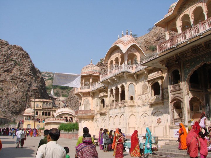 Pilgrims-around-the-temple-complex-at-Monkey-Temple-in-Jaipur