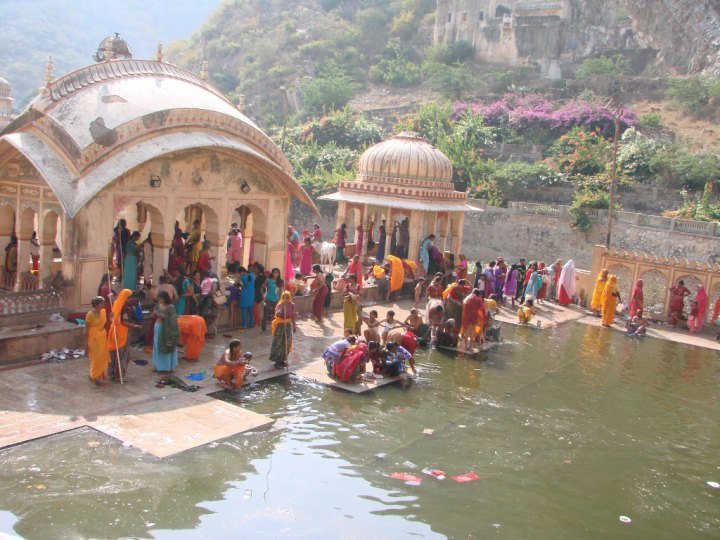 Women-pilgrims-bathe-in-the-water-tank-at-the-Monkey-Temple-in-Jaipur