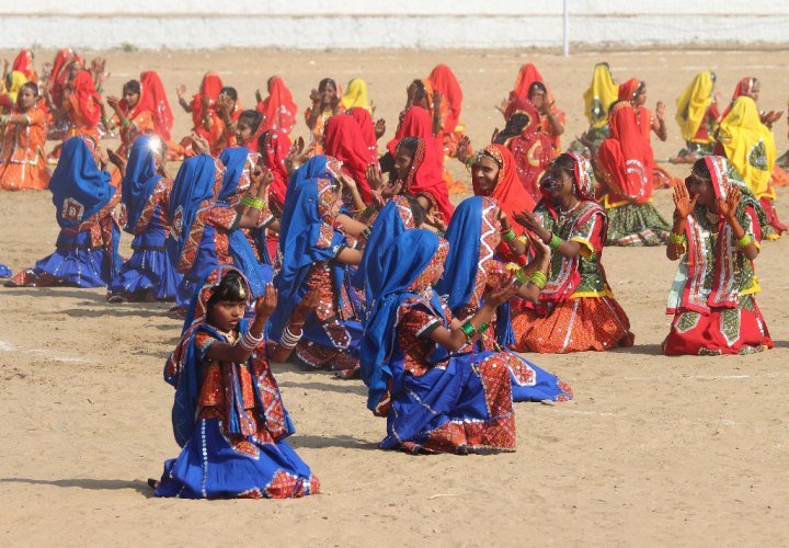 Pushkar-Camel-Fair---school-girls-dance-competition