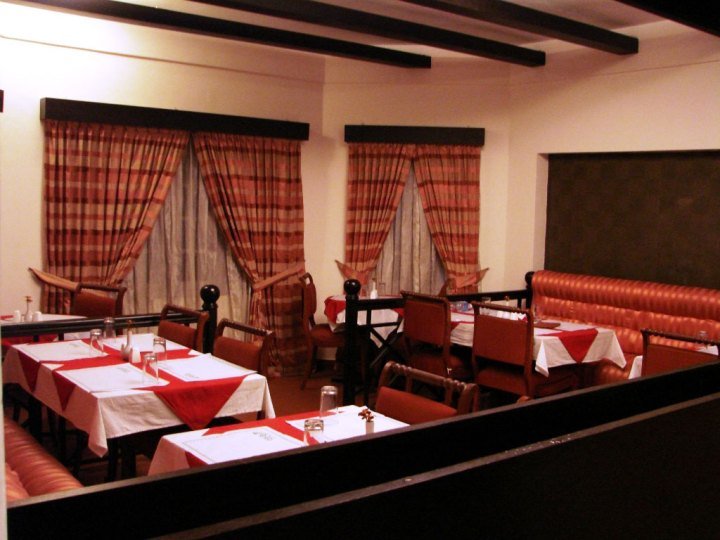 Dining-tables-inside-Royal-Retreat-Munnar