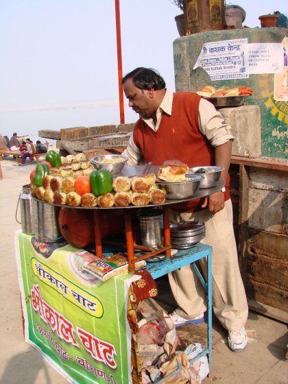 Varanasi-street-food---Aloo-tikki-stall-at-Assi-Ghat