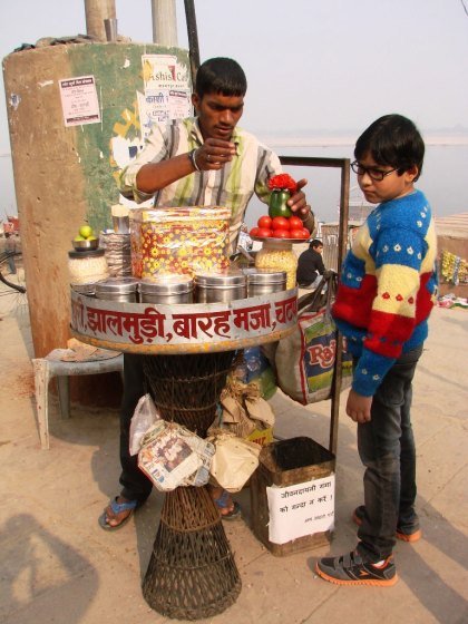 Varanasi-street-food---Jhaal-muri-stall-at-Assi-Ghat
